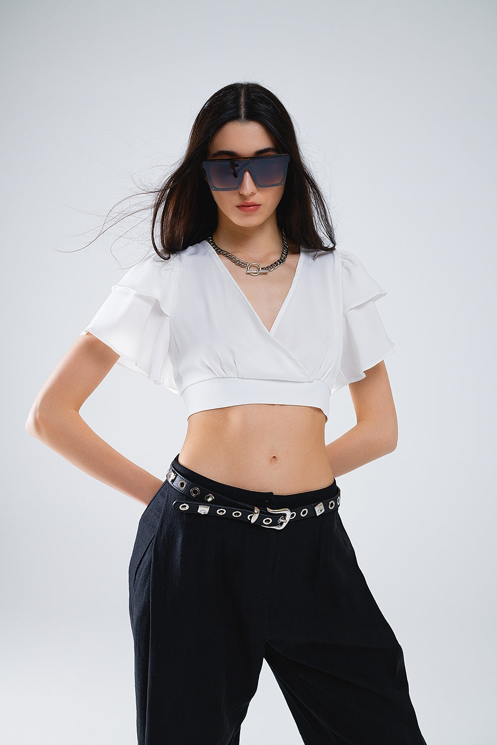 Crop Top Blanco Con Mangas Cortas Y Cuello En V Q2