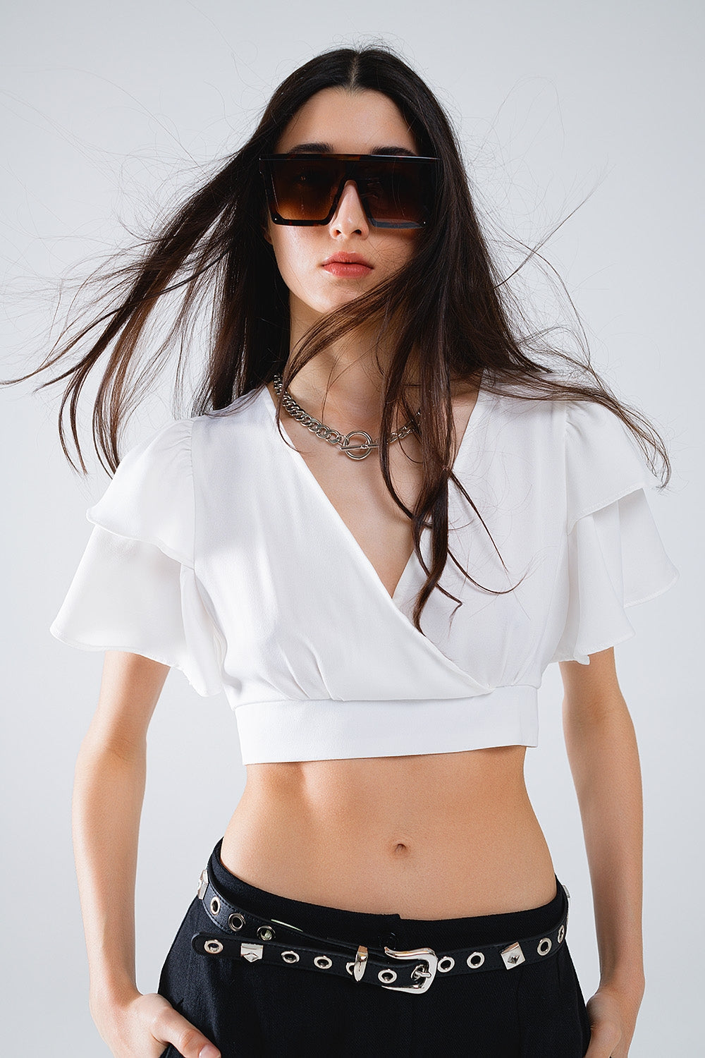 Crop Top Blanco Con Mangas Cortas Y Cuello En V Q2