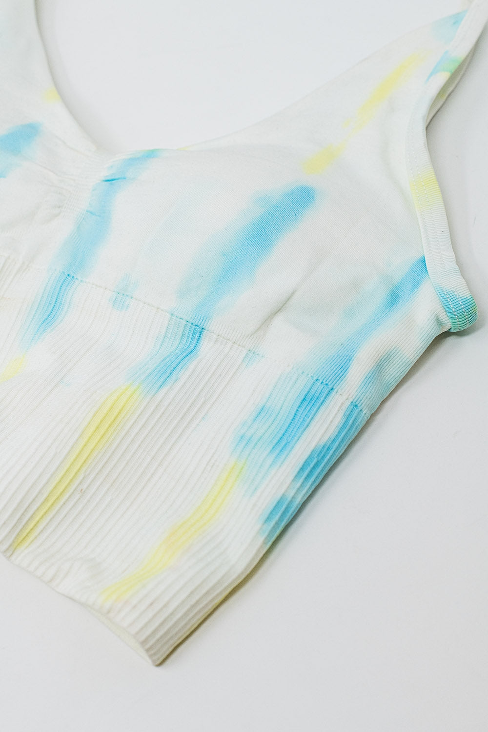 Crop Top blanco sin costuras con Tie-Dye multicolor Q2