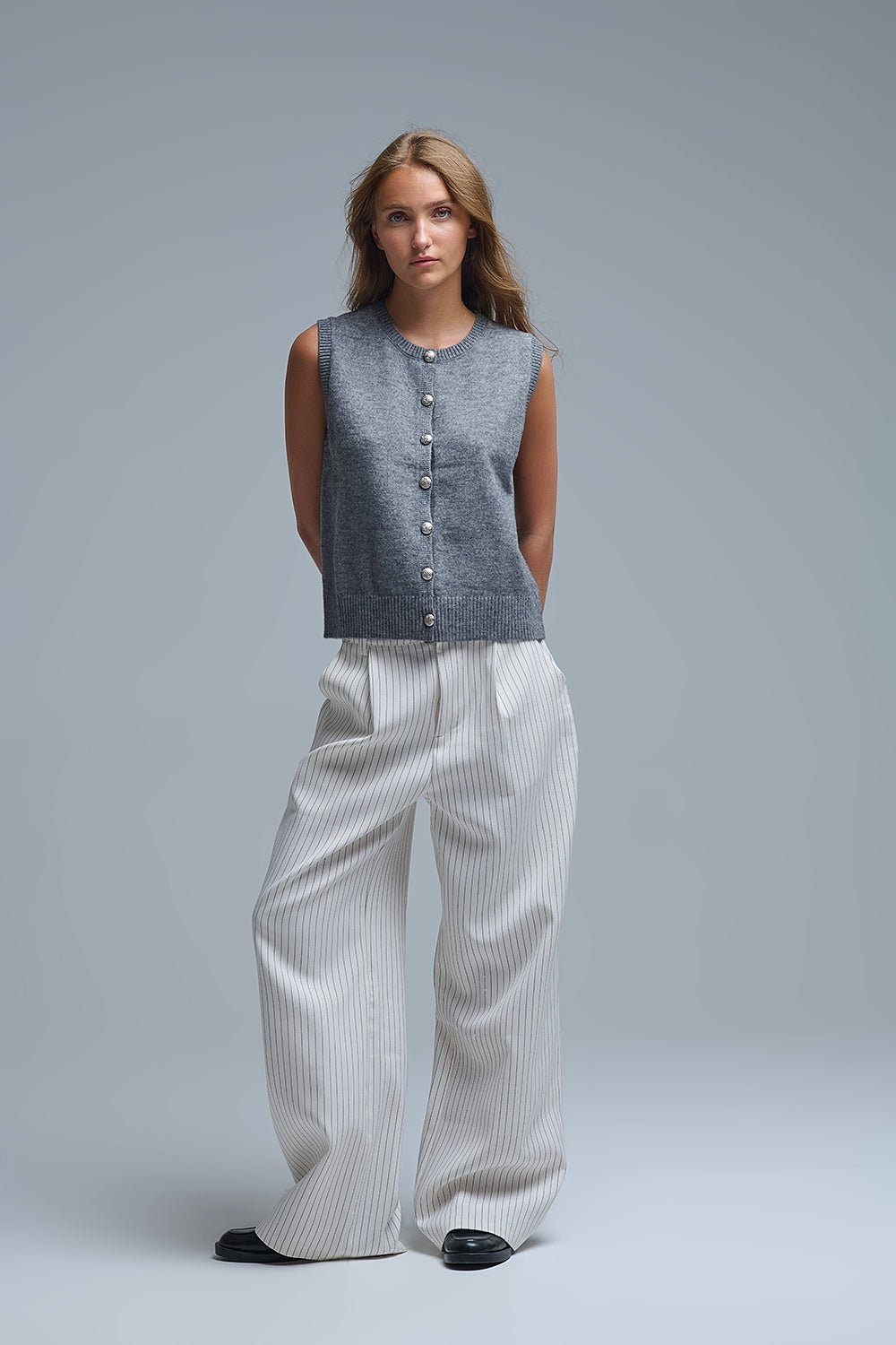 Cuello redondo Chaleco de punto con botones metálicos en gris Q2