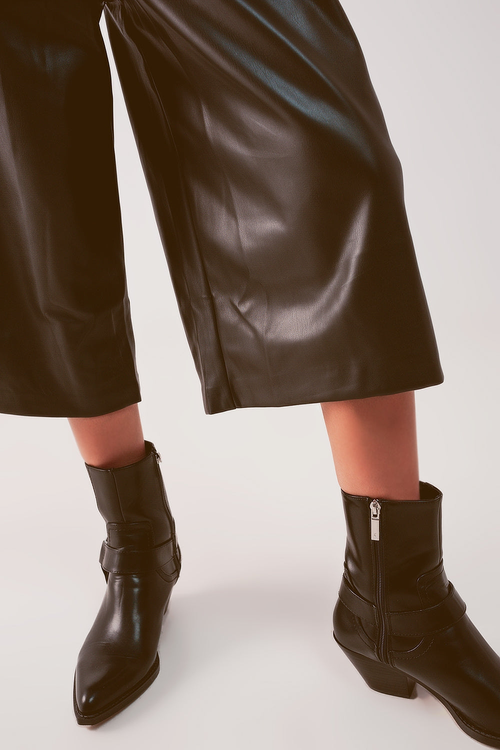 Culotte de pierna ancha en piel sintética en negro Q2