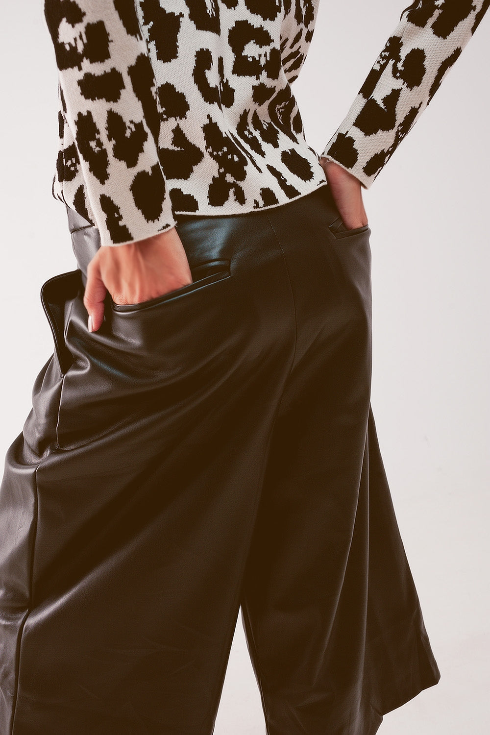Culotte de pierna ancha en piel sintética en negro Q2