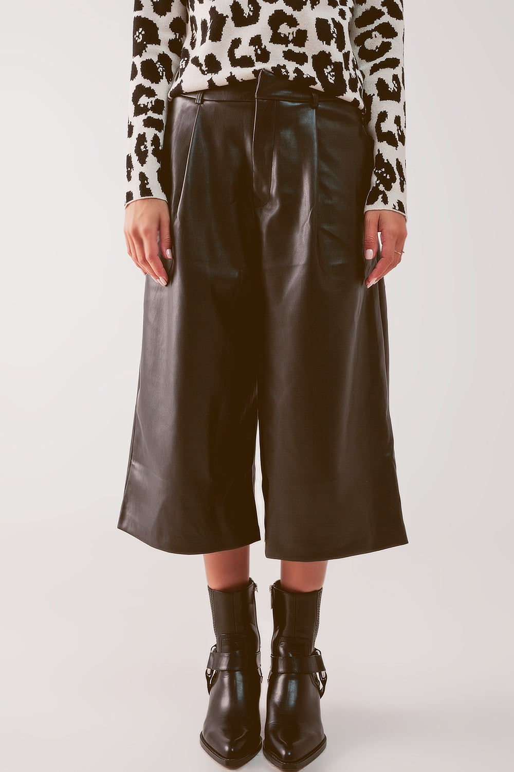 Culotte de pierna ancha en piel sintética en negro Q2