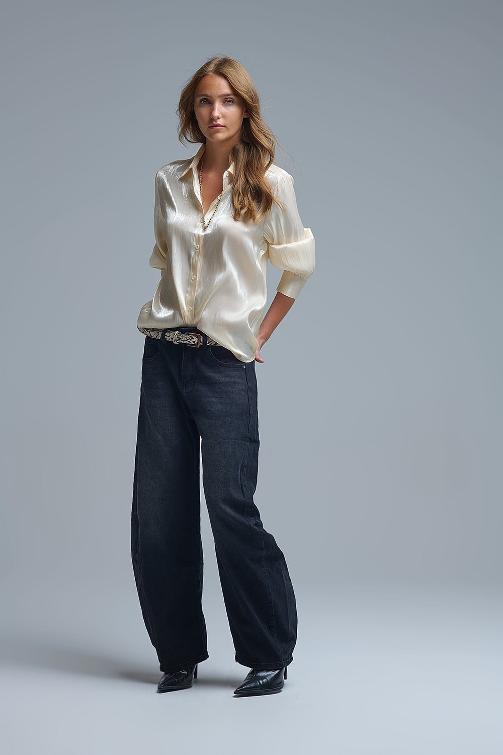 Elegante camisa beige claro de seda satinada Q2