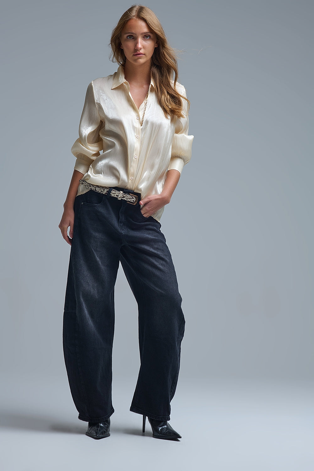 Elegante camisa beige claro de seda satinada Q2