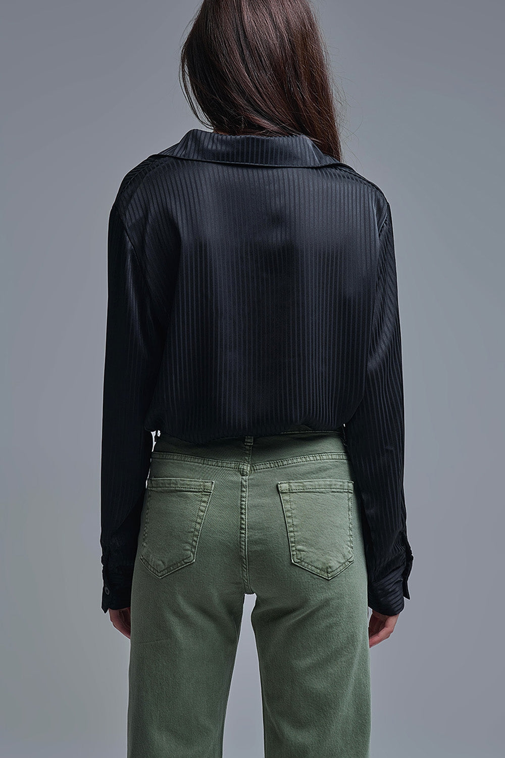 Elegante Camisa de Raso a Rayas Negras Q2