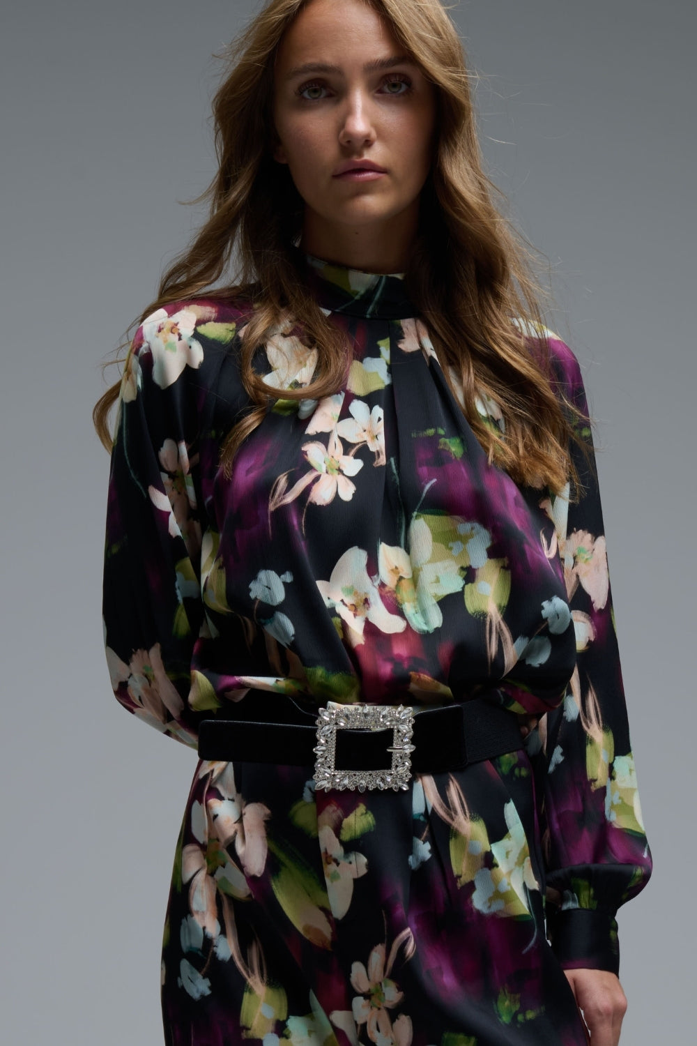 Elegante Camisa Floral de Raso en Negro Q2