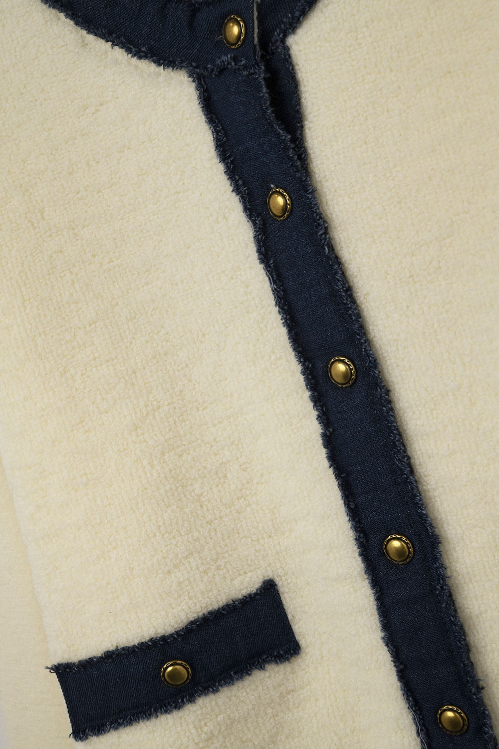 Elegante cárdigan en color crema con detalles en tejido vaquero azul marino Q2