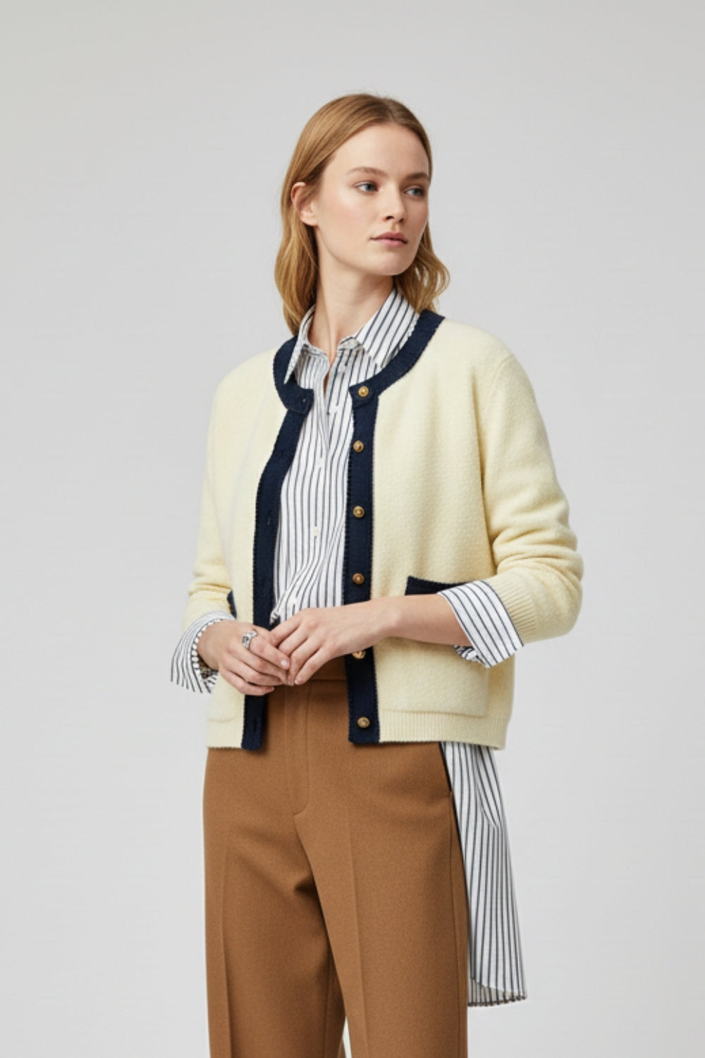 Elegante cárdigan en color crema con detalles en tejido vaquero azul marino Q2