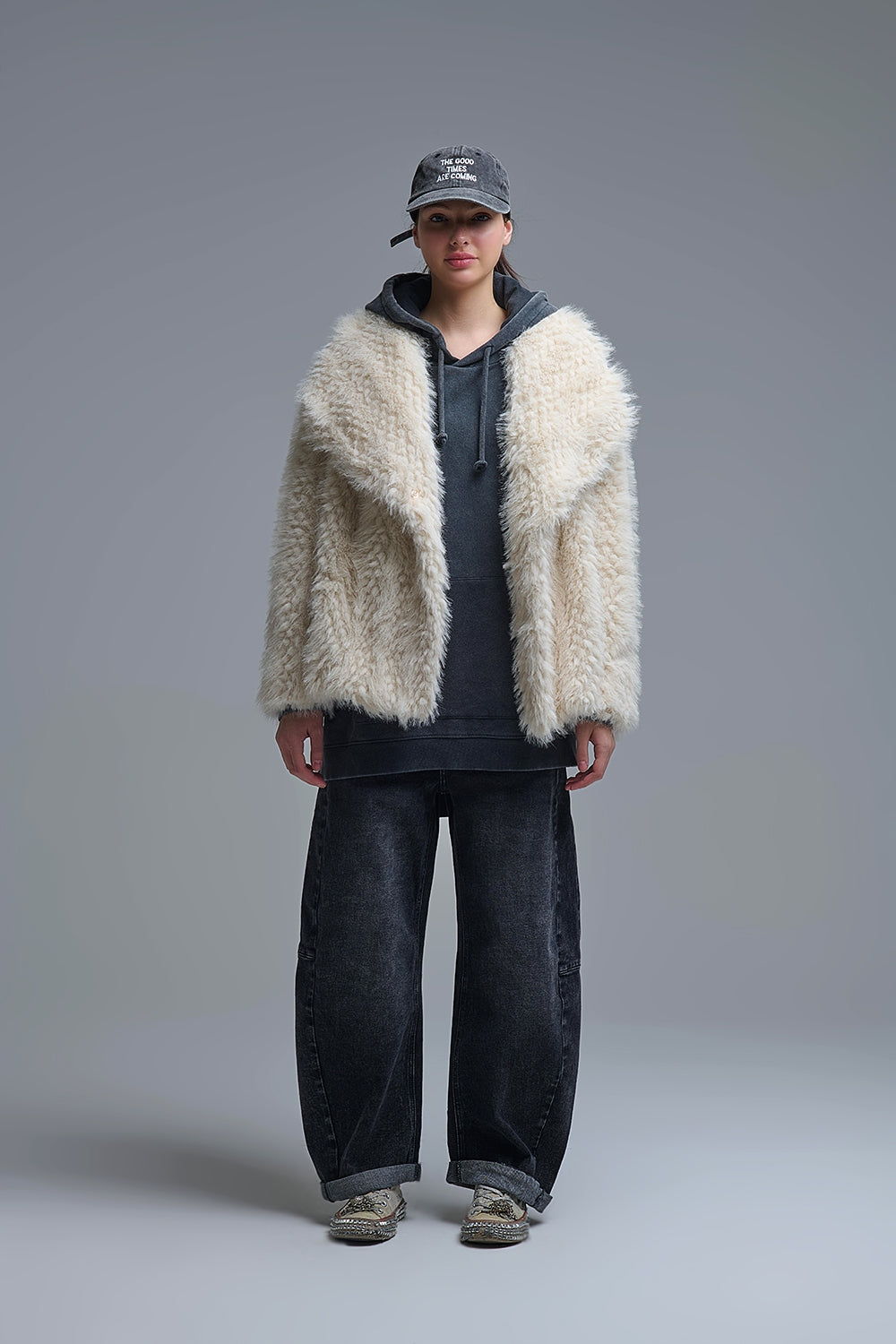 Elegante chaqueta de piel sintética beige con cuello ancho Q2