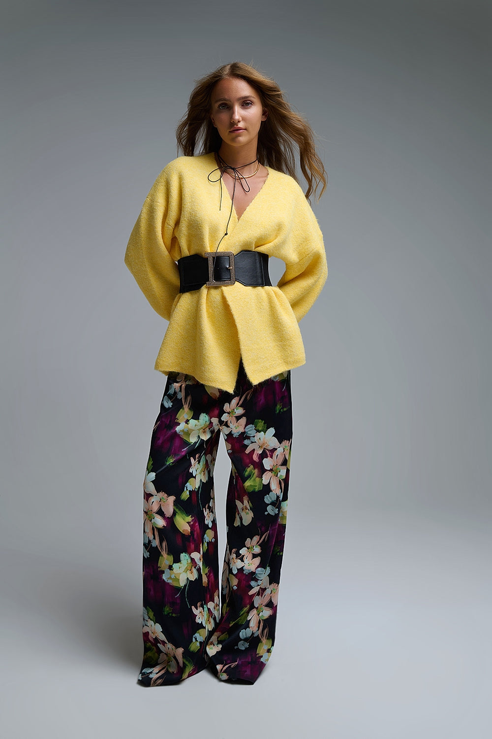 Elegante chaqueta de punto amarilla Q2