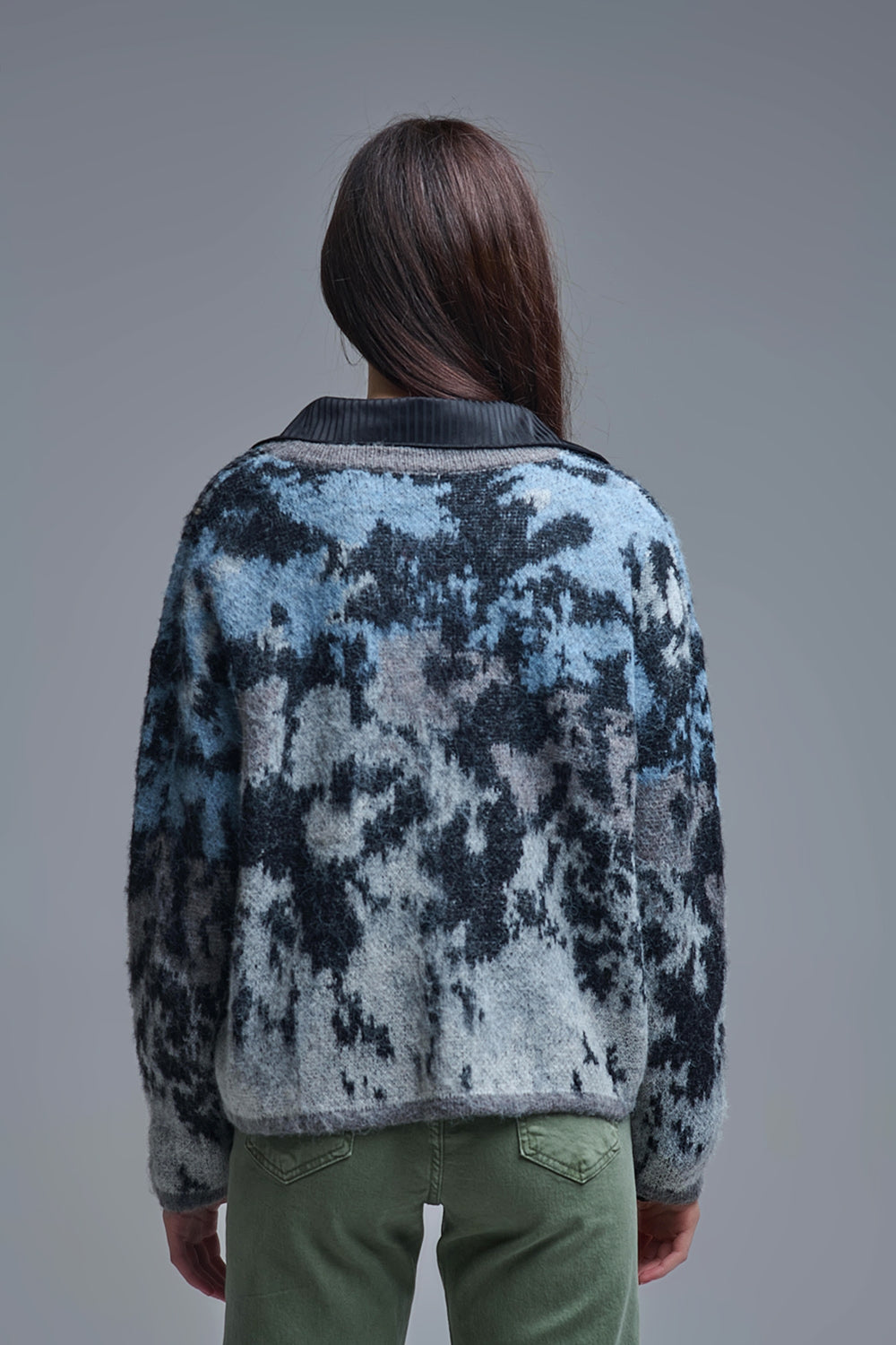 Elegante chaqueta de punto gris con estampado abstracto de lentejuelas Q2