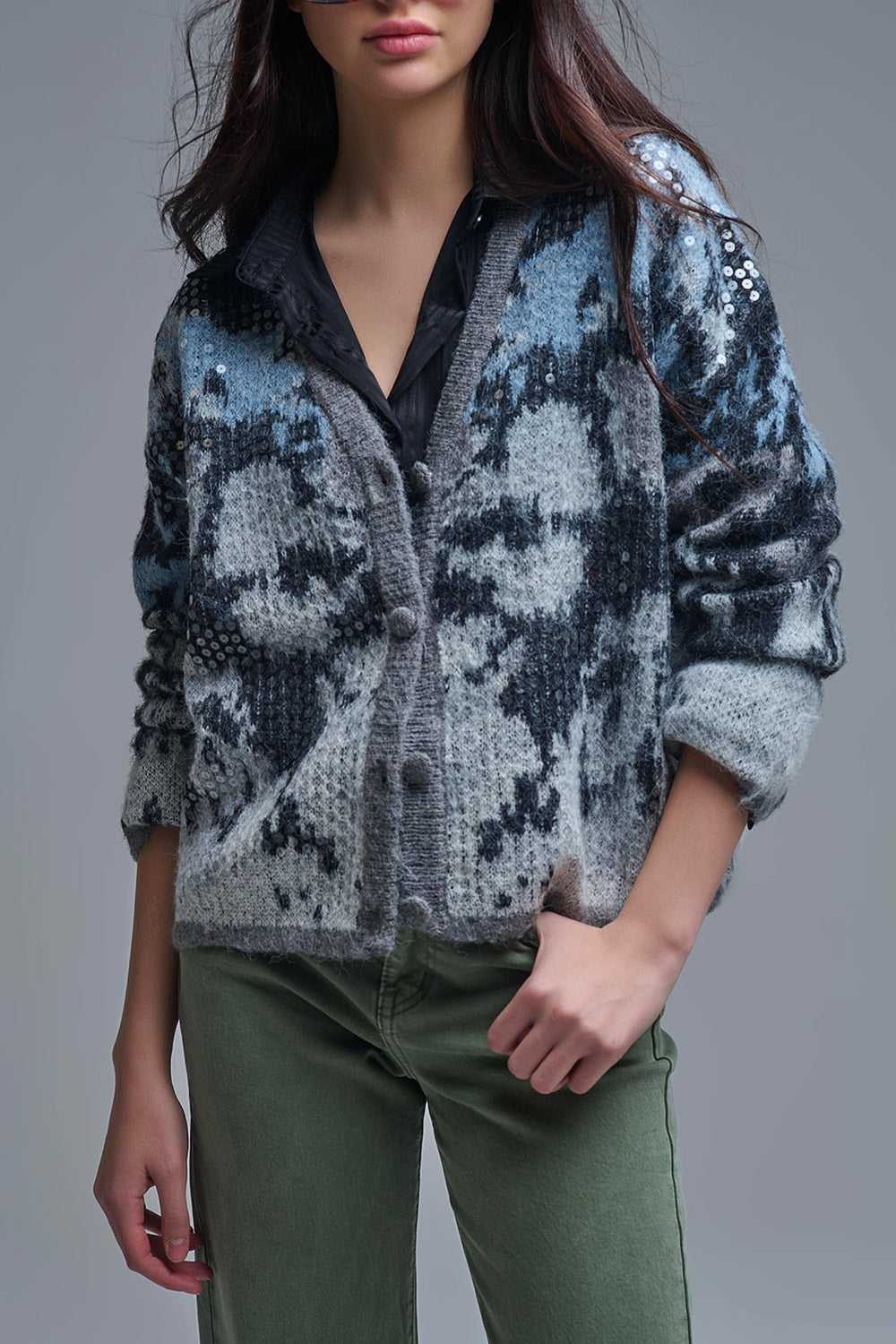 Elegante chaqueta de punto gris con estampado abstracto de lentejuelas Q2
