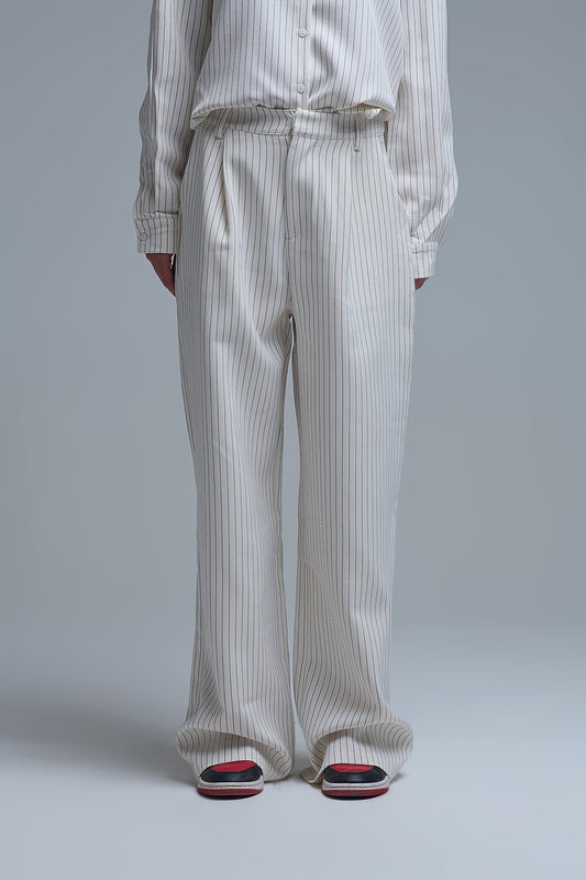 Q2 Elegante pantalón de pernera ancha a rayas en color crema con corte forrado