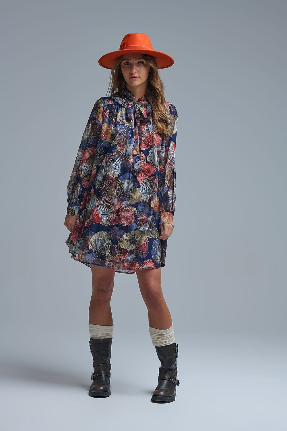 Elegante vestido floral con cuello de corbata y línea A Q2