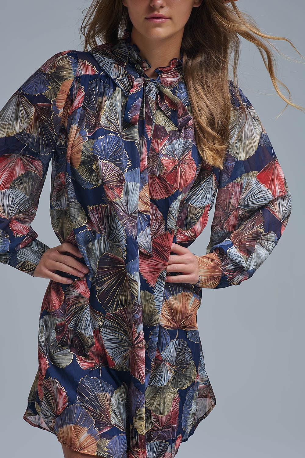 Elegante vestido floral con cuello de corbata y línea A Q2