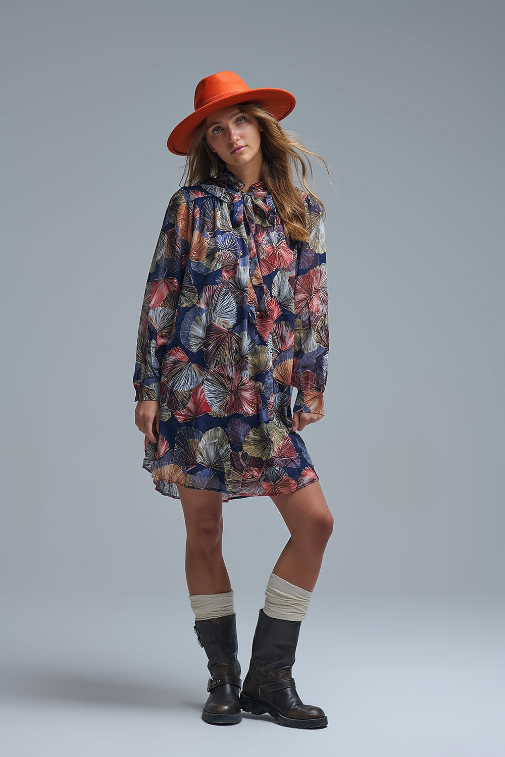 Q2 Elegante vestido floral con cuello de corbata y línea A