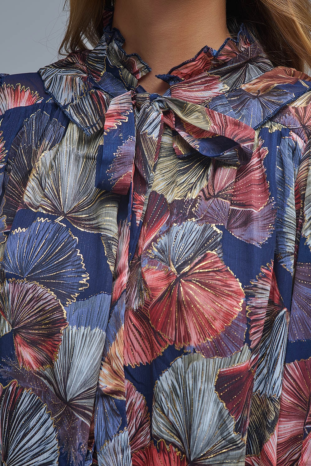 Elegante vestido floral con cuello de corbata y línea A Q2