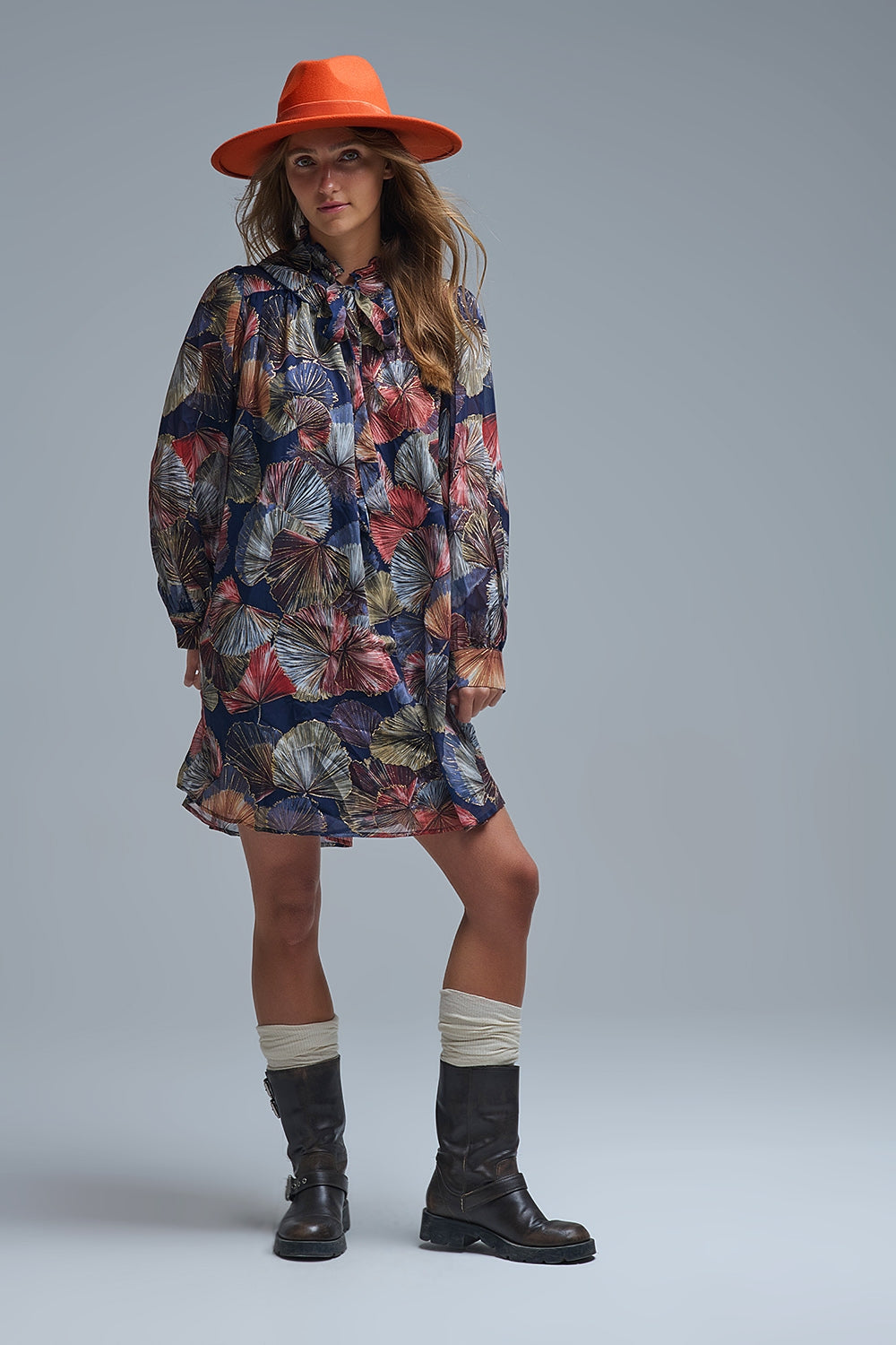 Elegante vestido floral con cuello de corbata y línea A Q2