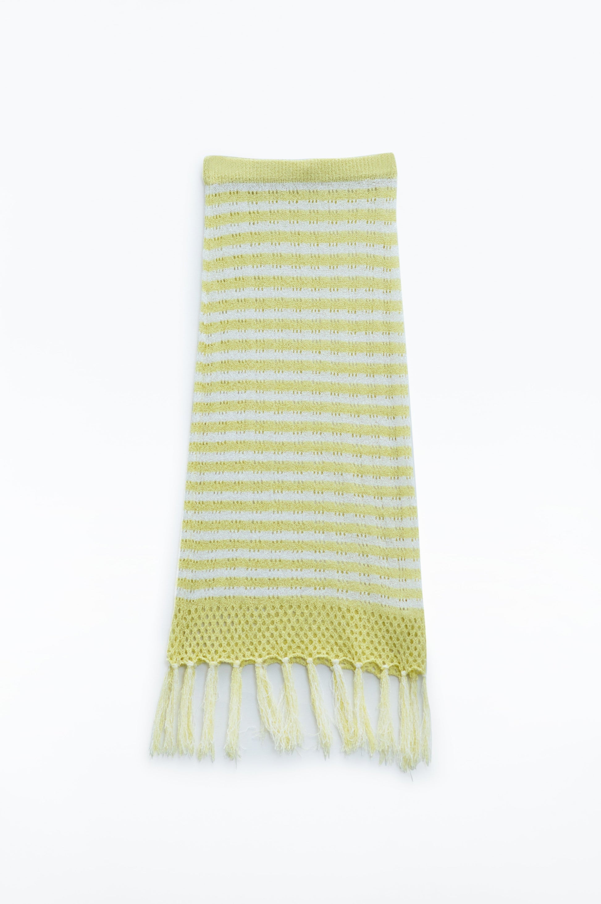 Falda blanca midi de crochet con rayas amarillas y dobladillo de flecos Q2