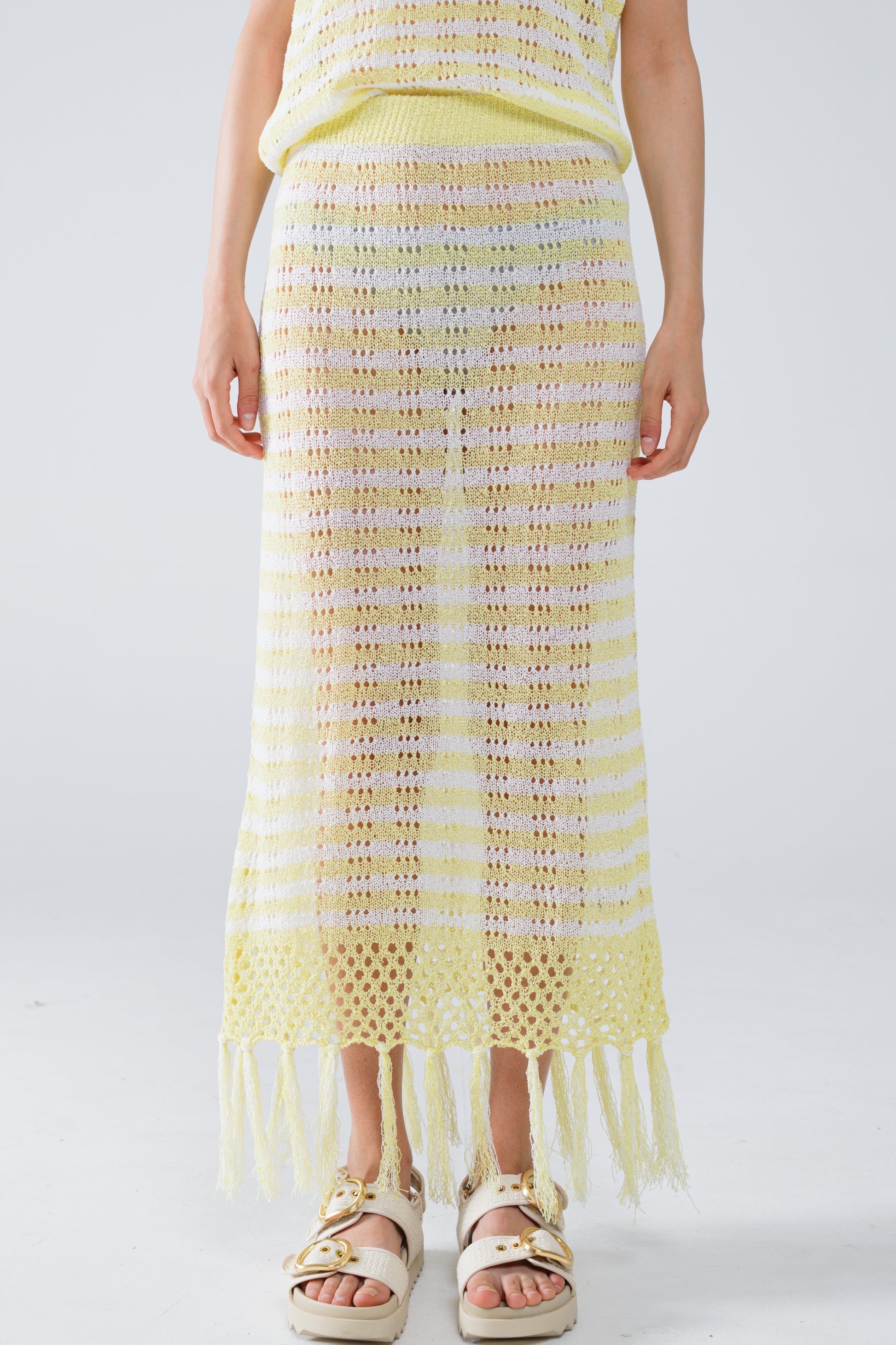 Q2 Falda blanca midi de crochet con rayas amarillas y dobladillo de flecos