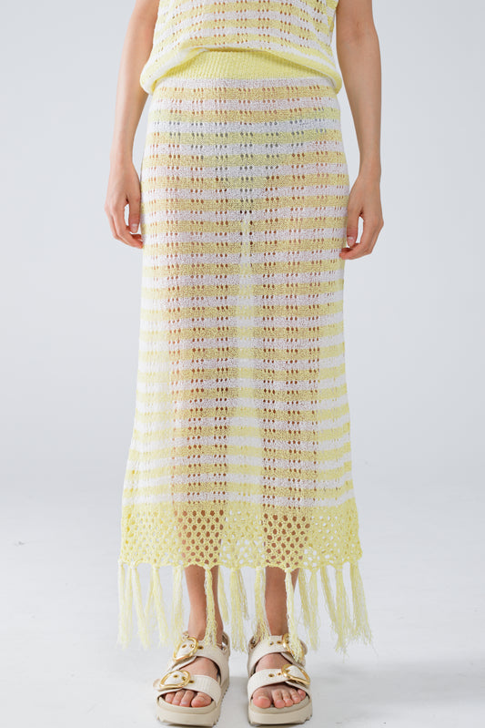 Q2 Falda blanca midi de crochet con rayas amarillas y dobladillo de flecos
