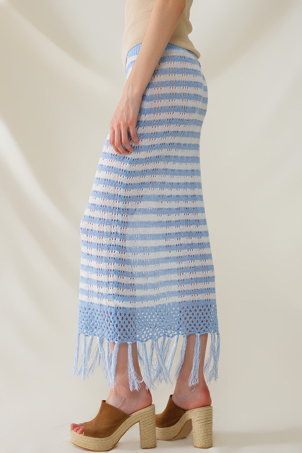 Falda blanca midi de crochet con rayas azules y dobladillo de flecos Q2