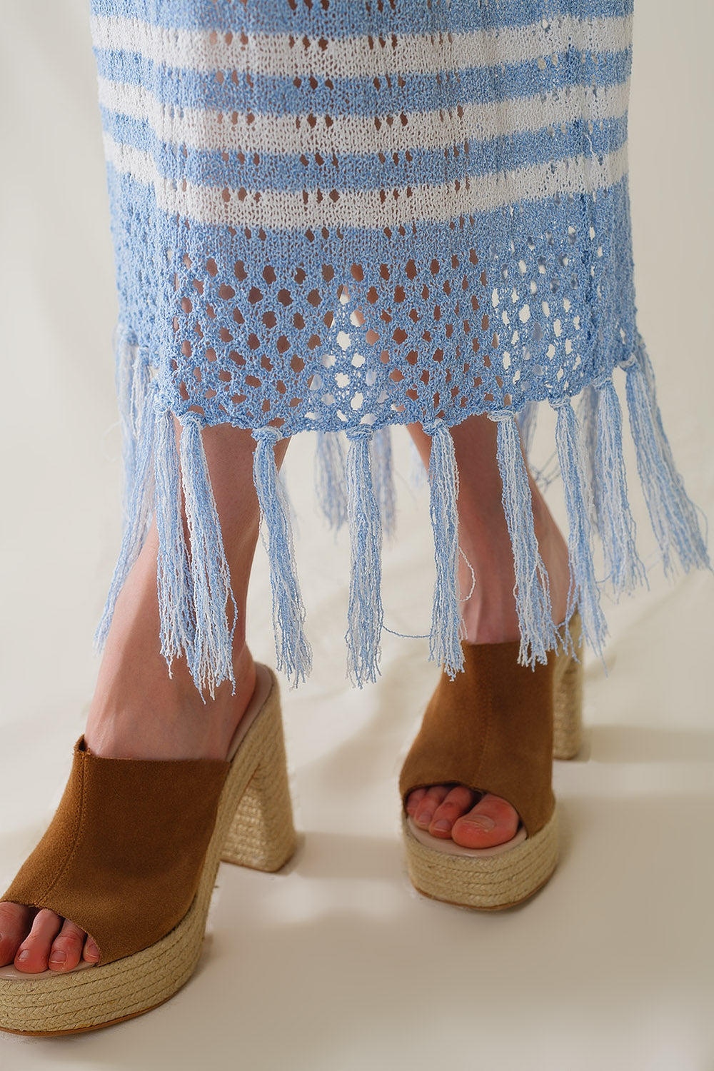 Falda blanca midi de crochet con rayas azules y dobladillo de flecos Q2