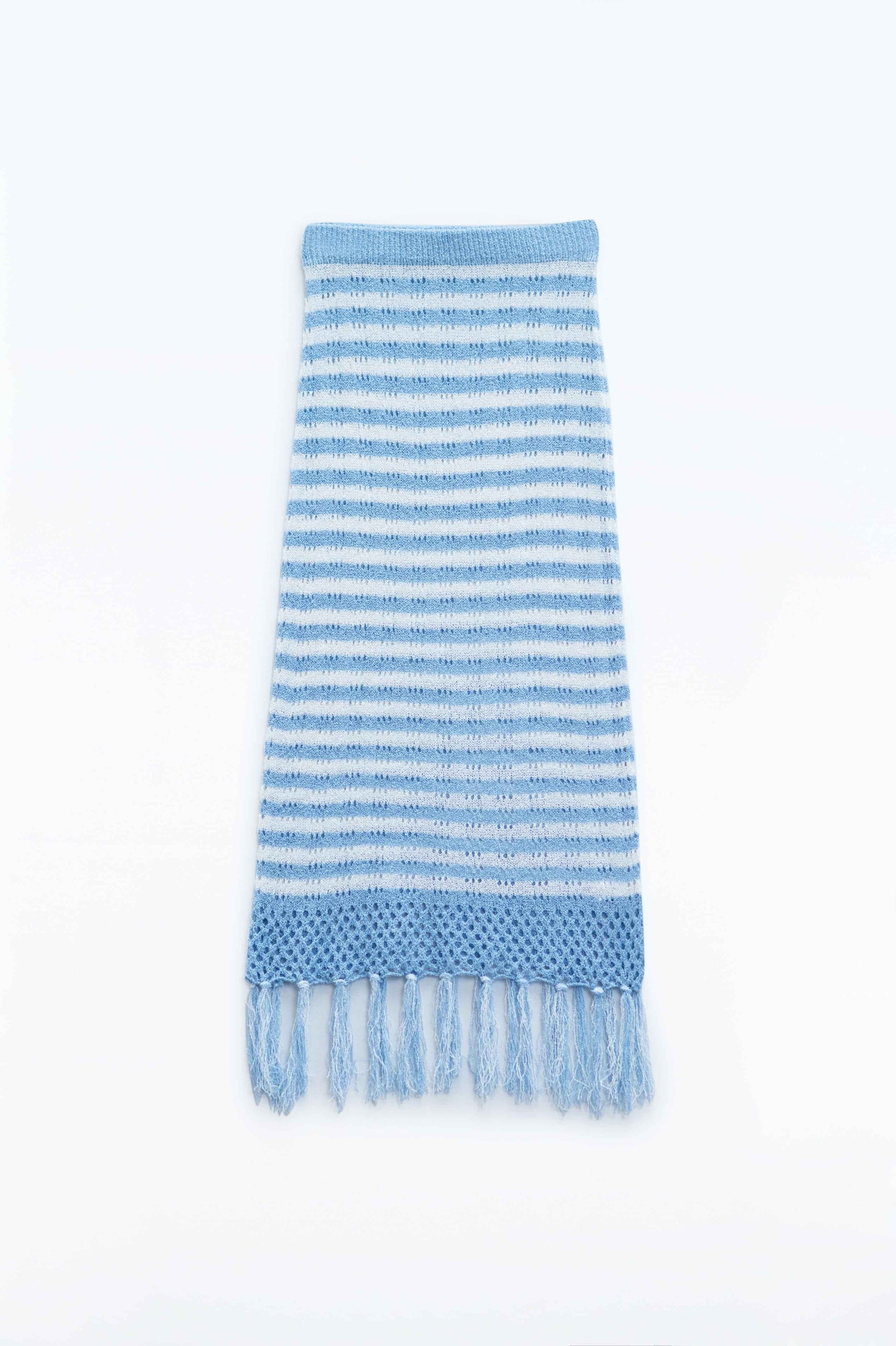 Falda blanca midi de crochet con rayas azules y dobladillo de flecos Q2