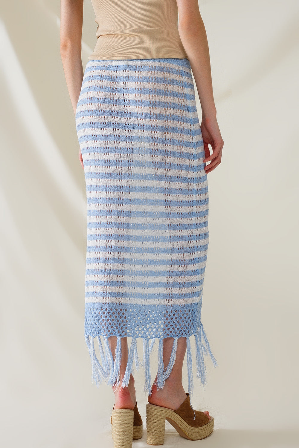 Falda blanca midi de crochet con rayas azules y dobladillo de flecos Q2