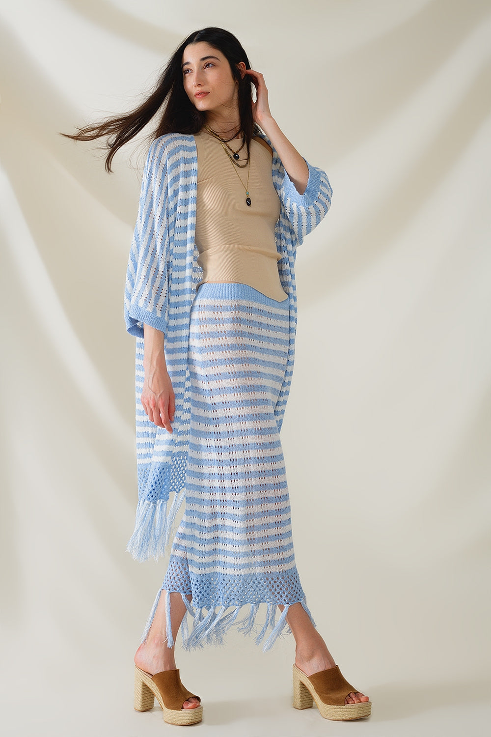 Falda blanca midi de crochet con rayas azules y dobladillo de flecos Q2