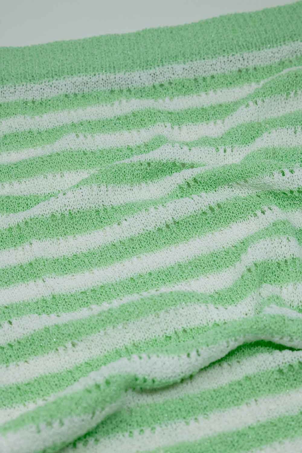 Falda blanca midi de crochet con rayas verdes y dobladillo de flecos Q2