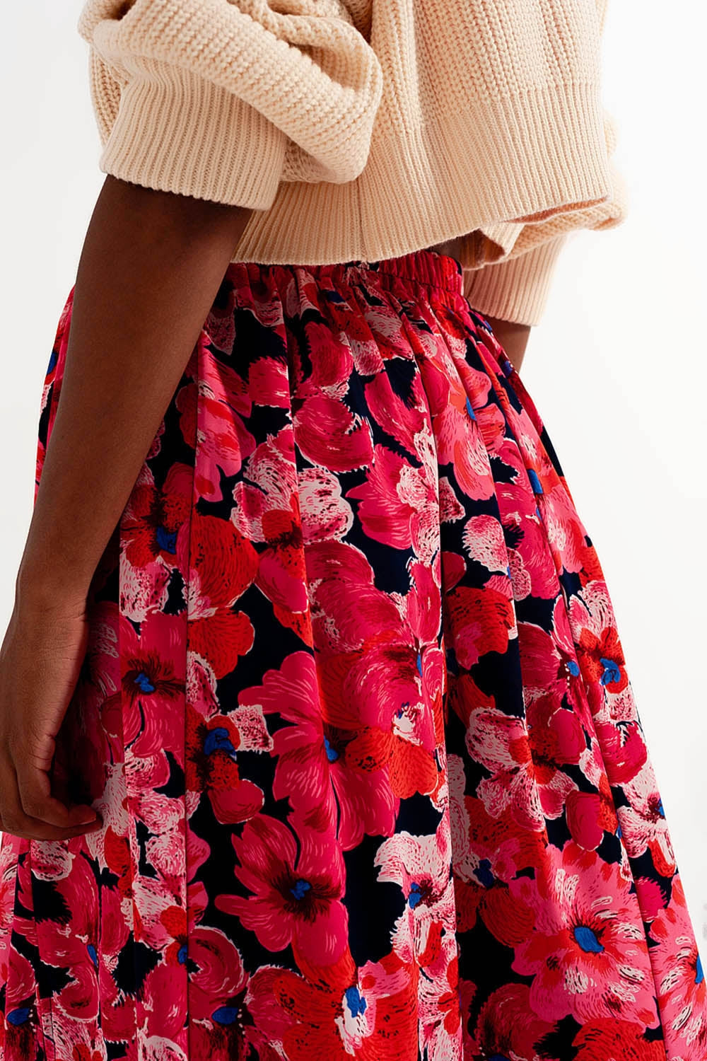 Falda con estampado de flores en color rosa intenso Q2