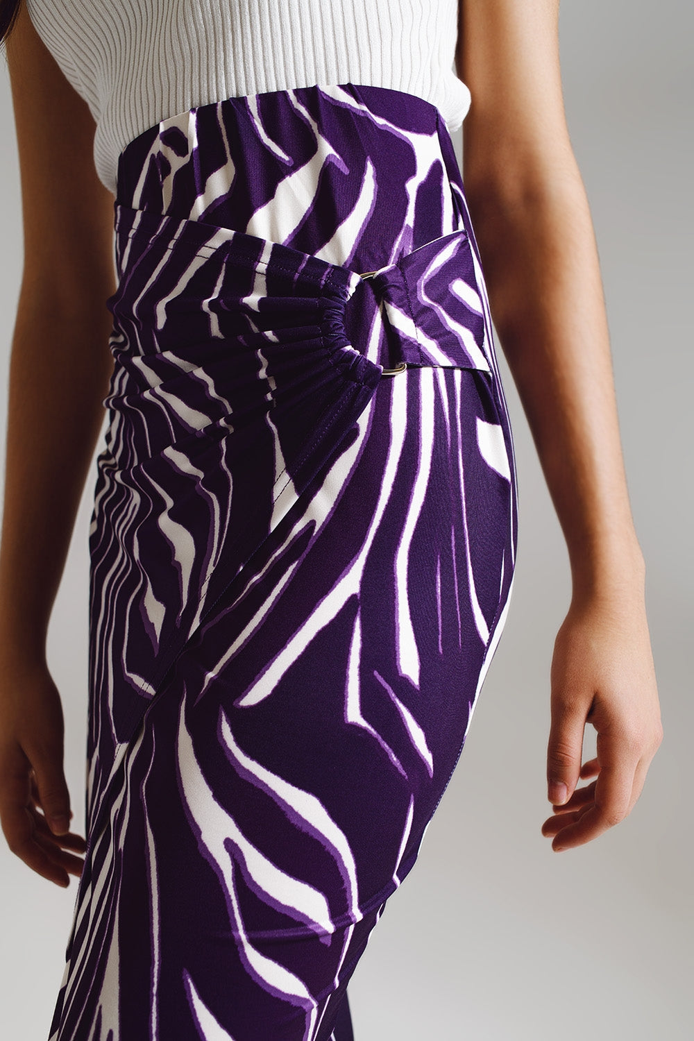 Falda envolvente con detalle fruncido en el lateral en estampado de cebra morado y crema Q2