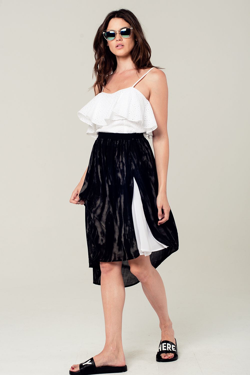 Falda estampada en negro y gris de corte asimétrico Q2