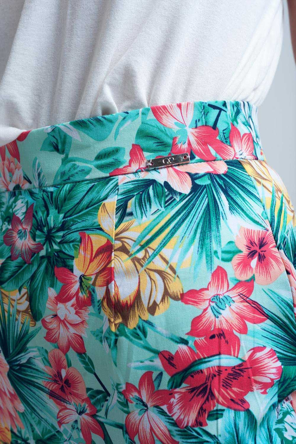 Falda floral asimétrica de color verde Q2