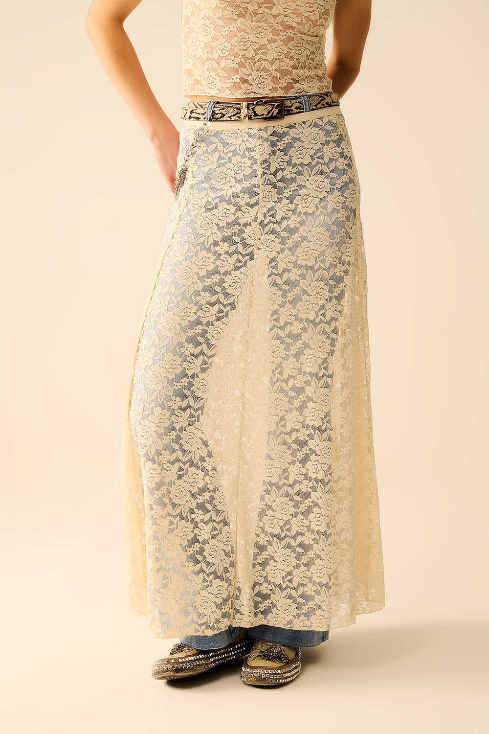 Falda maxi de encaje beige con diseño floral Q2