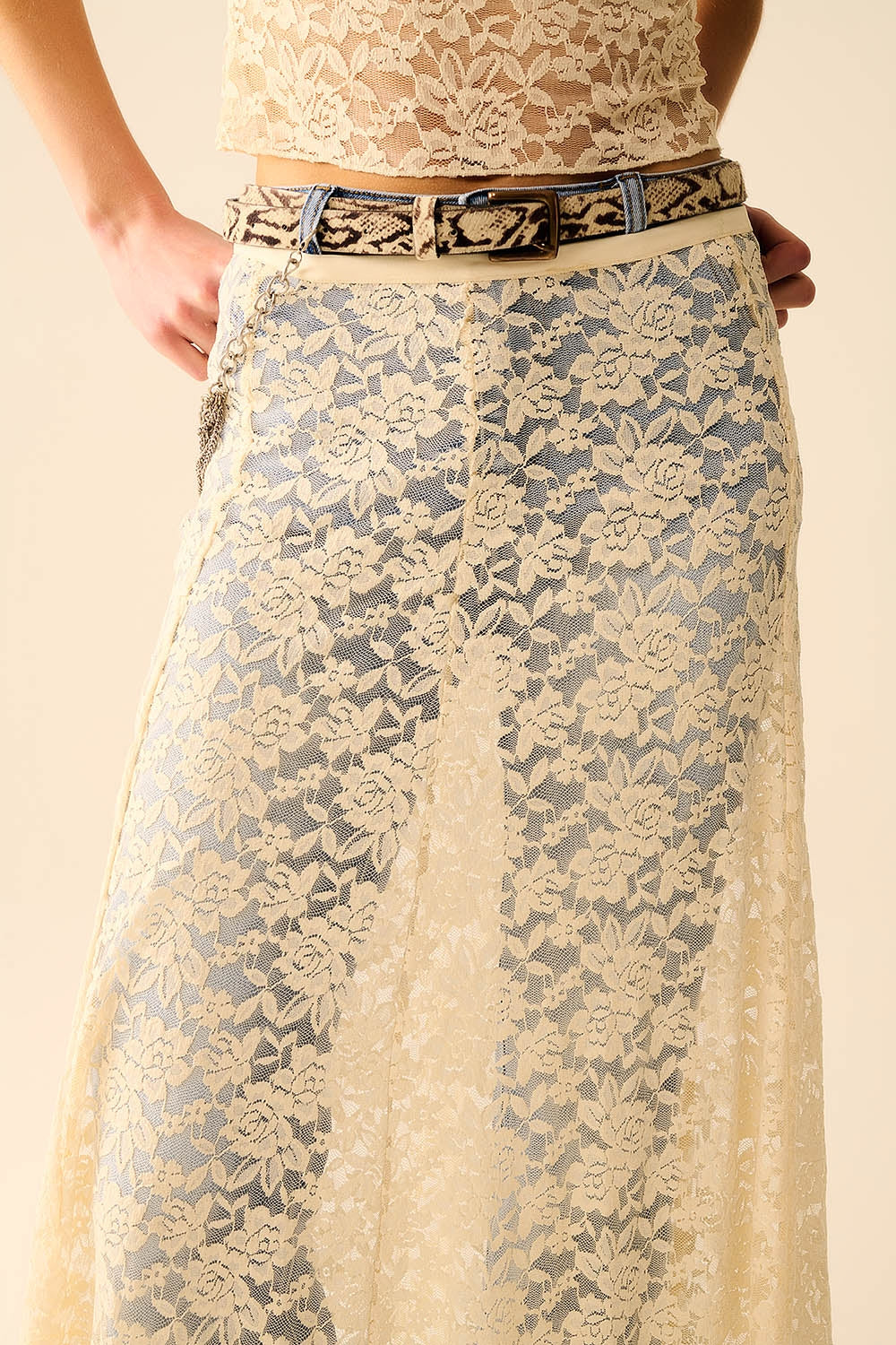 Falda maxi de encaje beige con diseño floral Q2