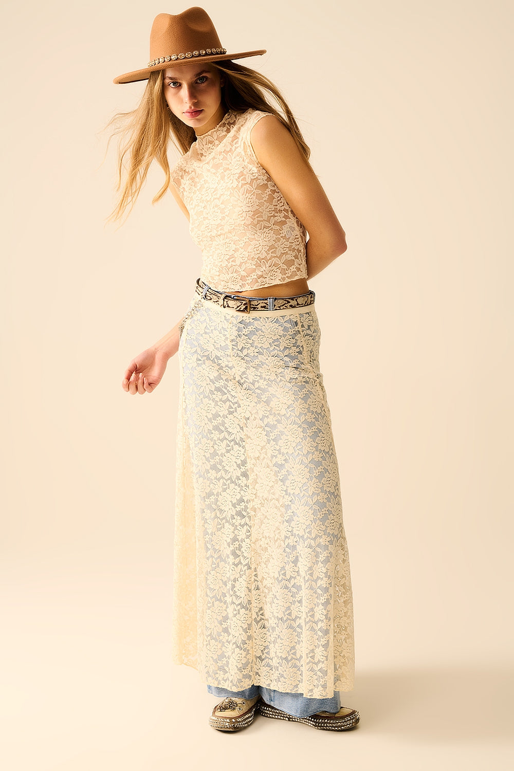 Falda maxi de encaje beige con diseño floral Q2