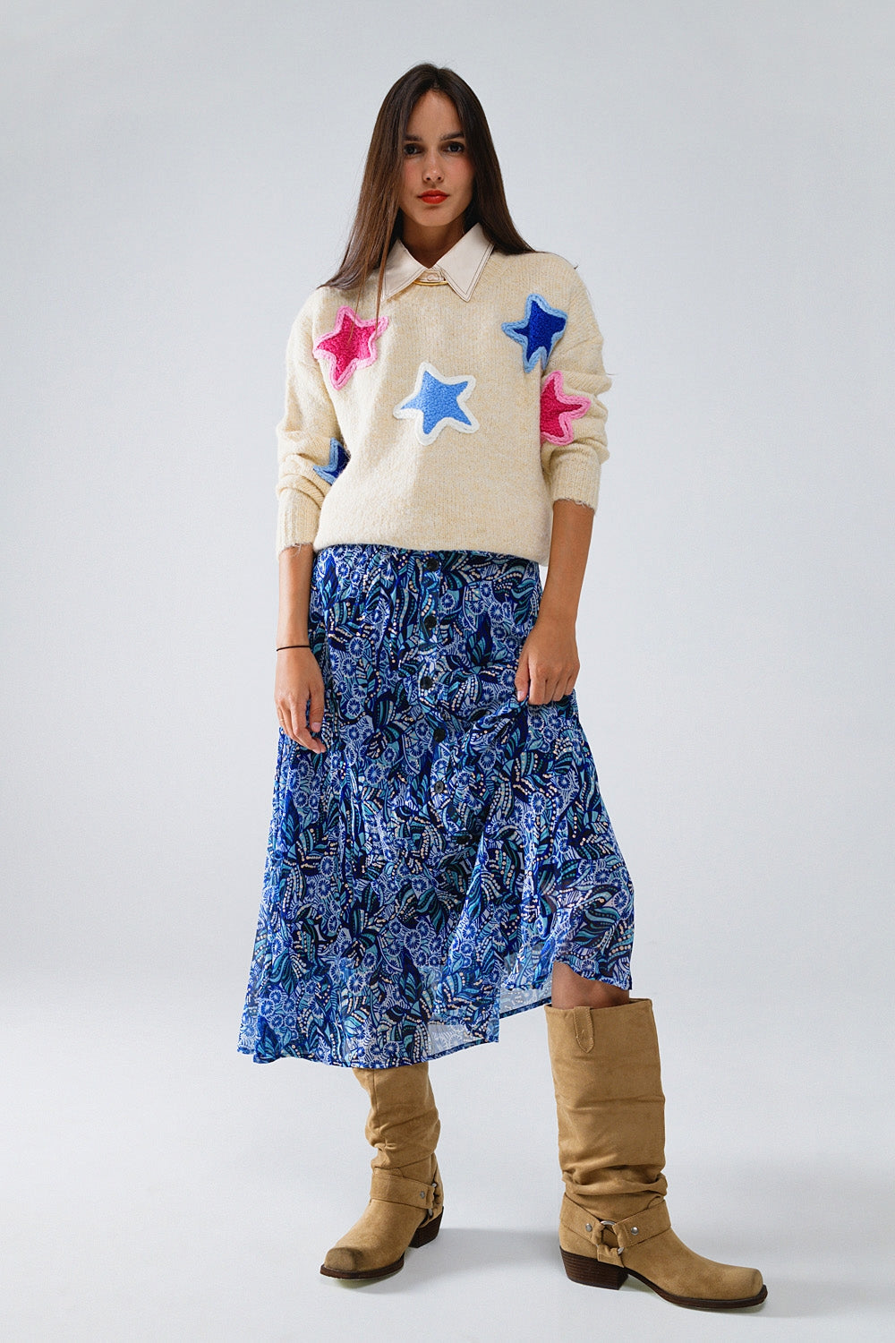 Falda midi plisada con estampado abstracto azul y tapeta de botones Q2