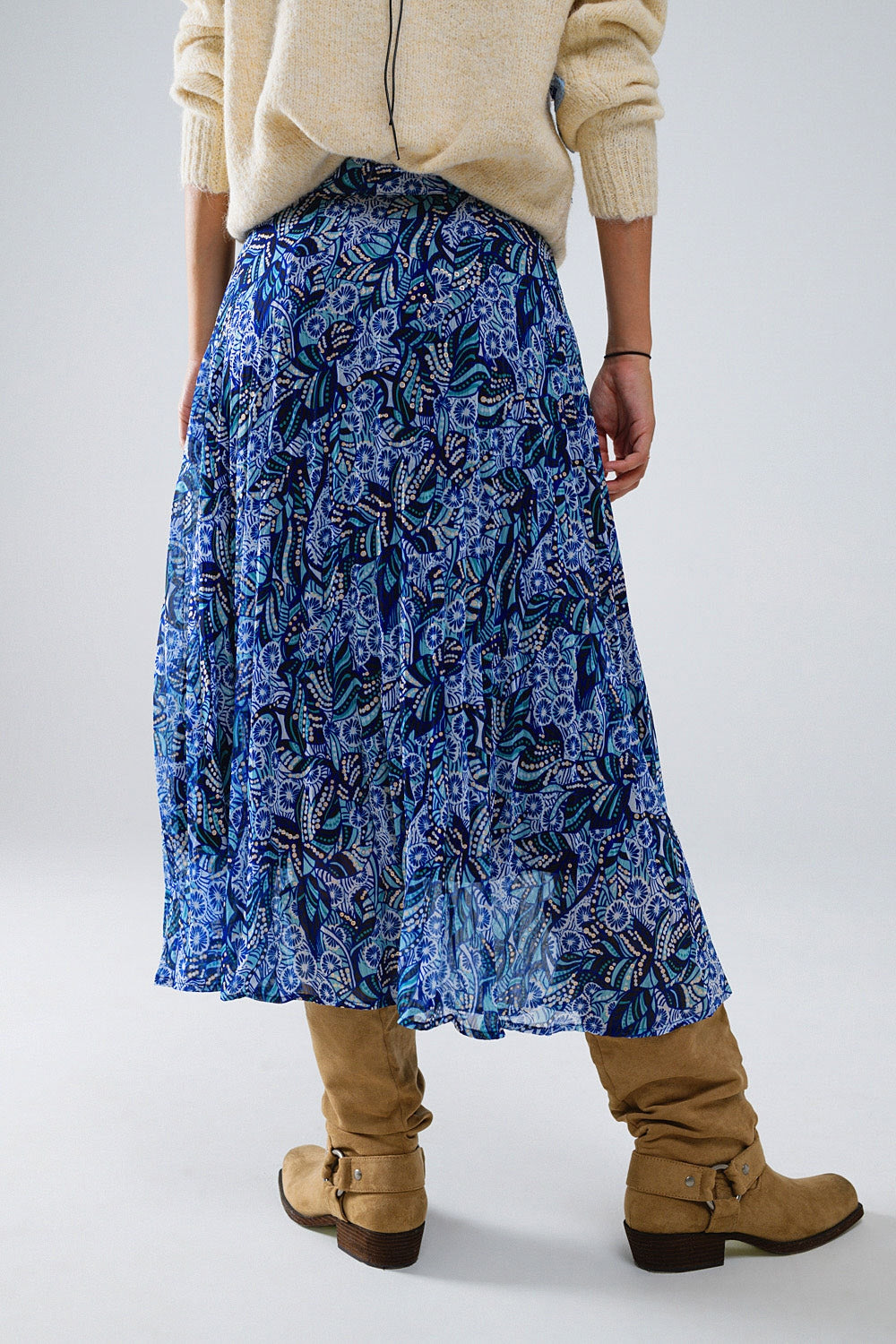 Falda midi plisada con estampado abstracto azul y tapeta de botones Q2