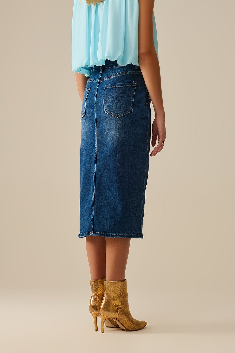 Falda midi vaquera elástica con botones dorados Q2