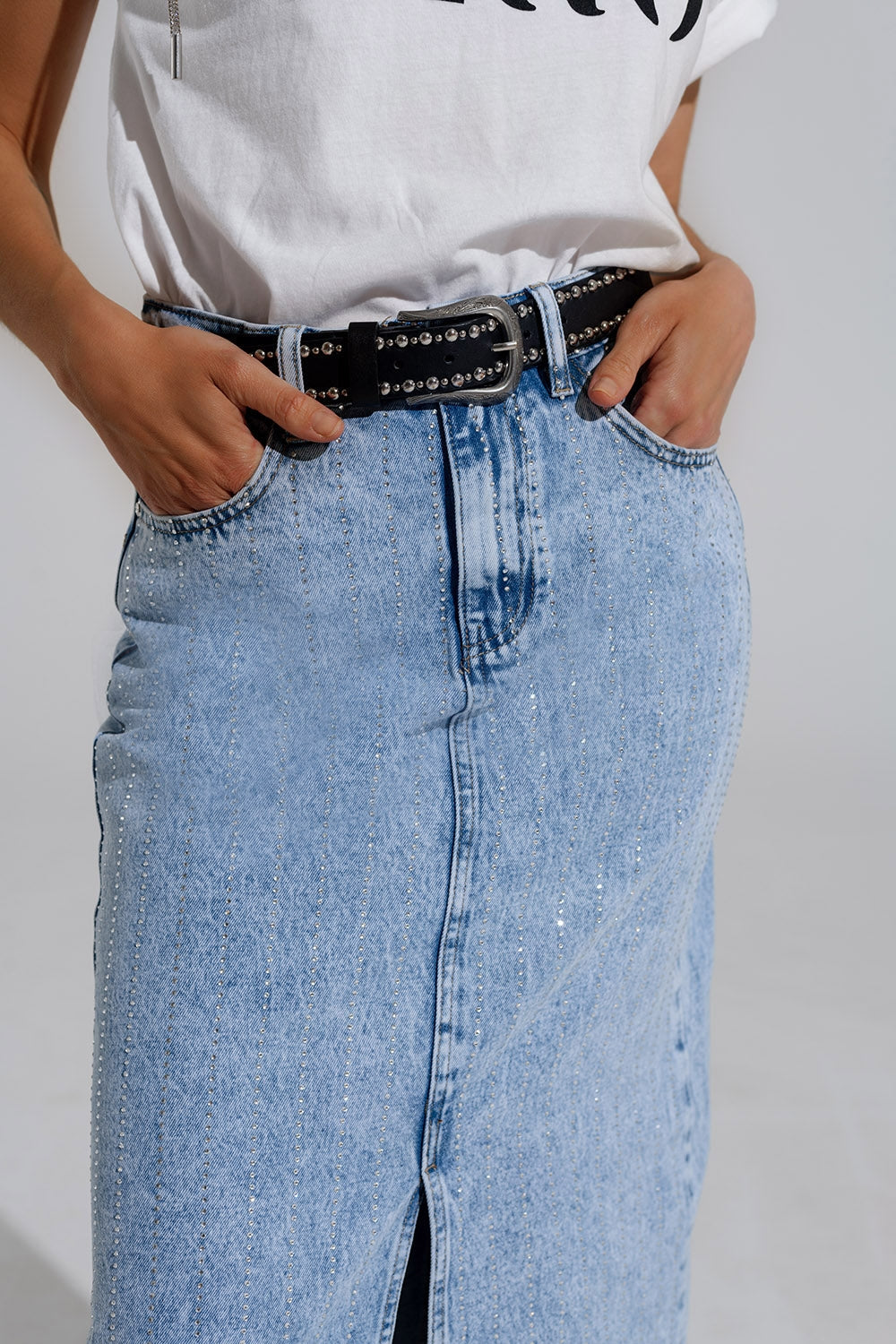Falda midi vaquera ligera con abertura frontal y adorno de diamantes Q2