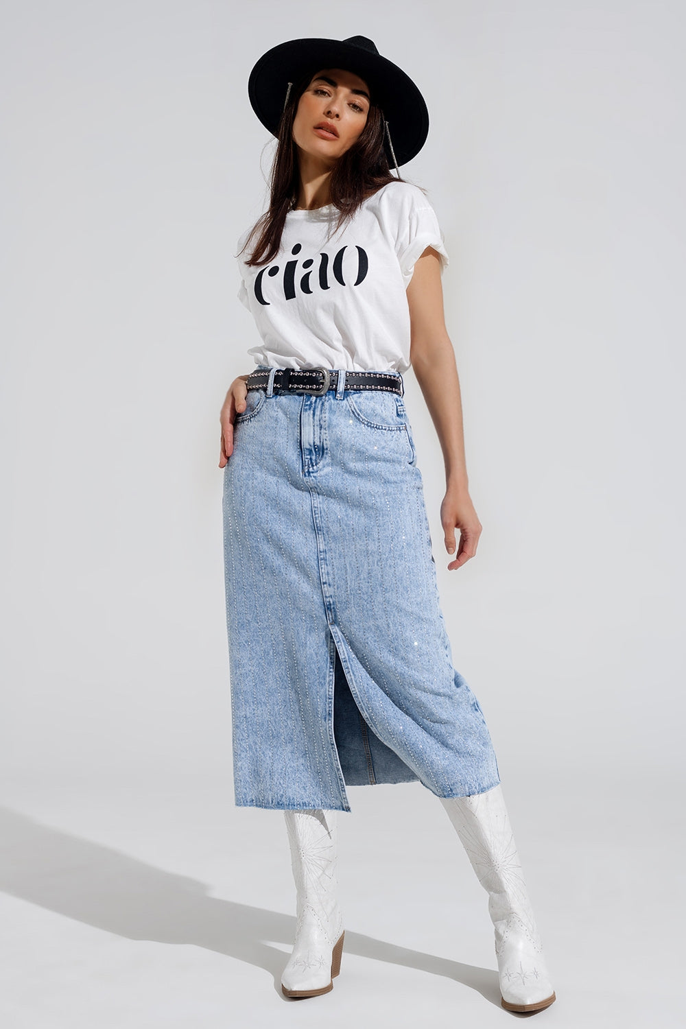 Falda midi vaquera ligera con abertura frontal y adorno de diamantes Q2
