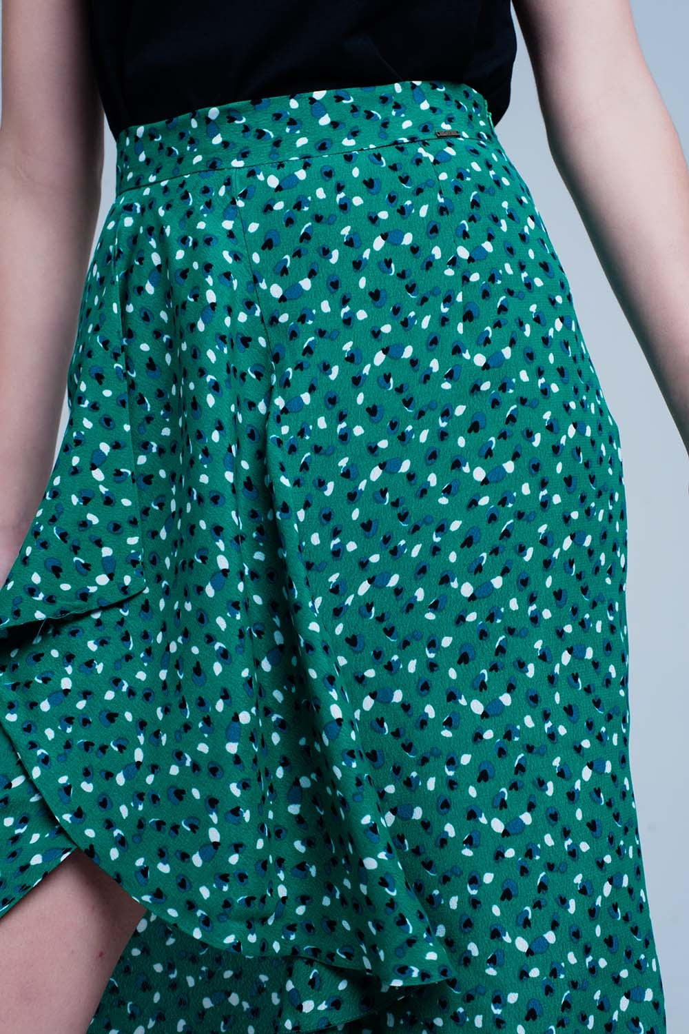 Falda midi verde con estampado floral de lunares y detalle de volante Q2