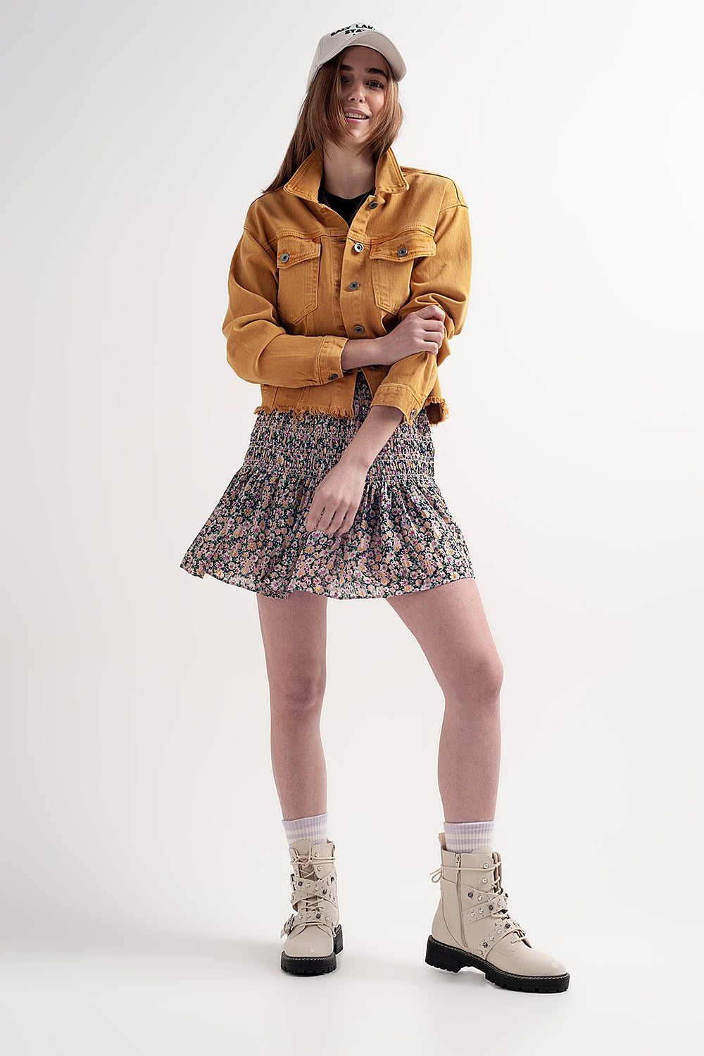 Falda negra con estampado de florecitas y diseño fruncido Q2