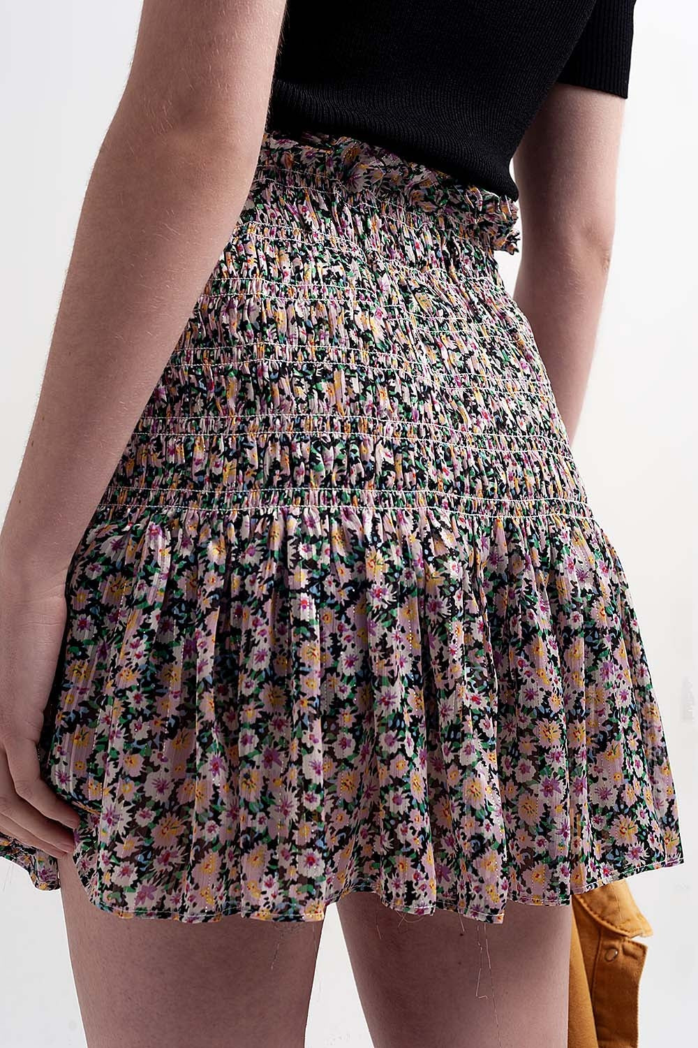Falda negra con estampado de florecitas y diseño fruncido Q2