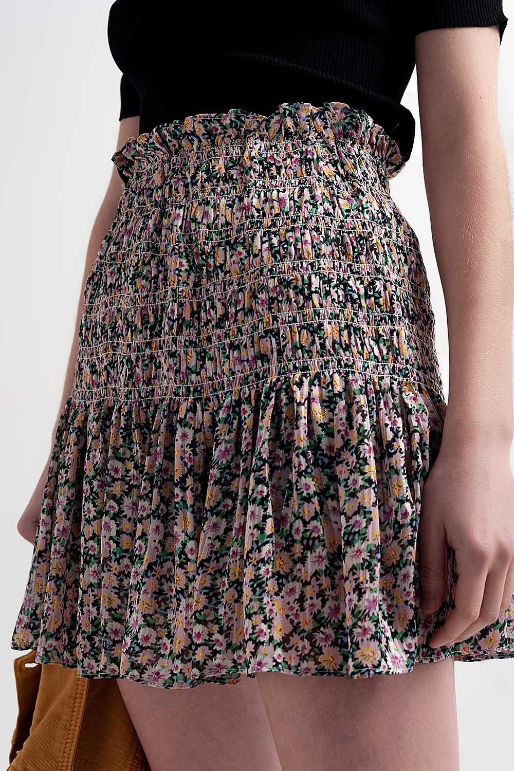 Falda negra con estampado de florecitas y diseño fruncido Q2