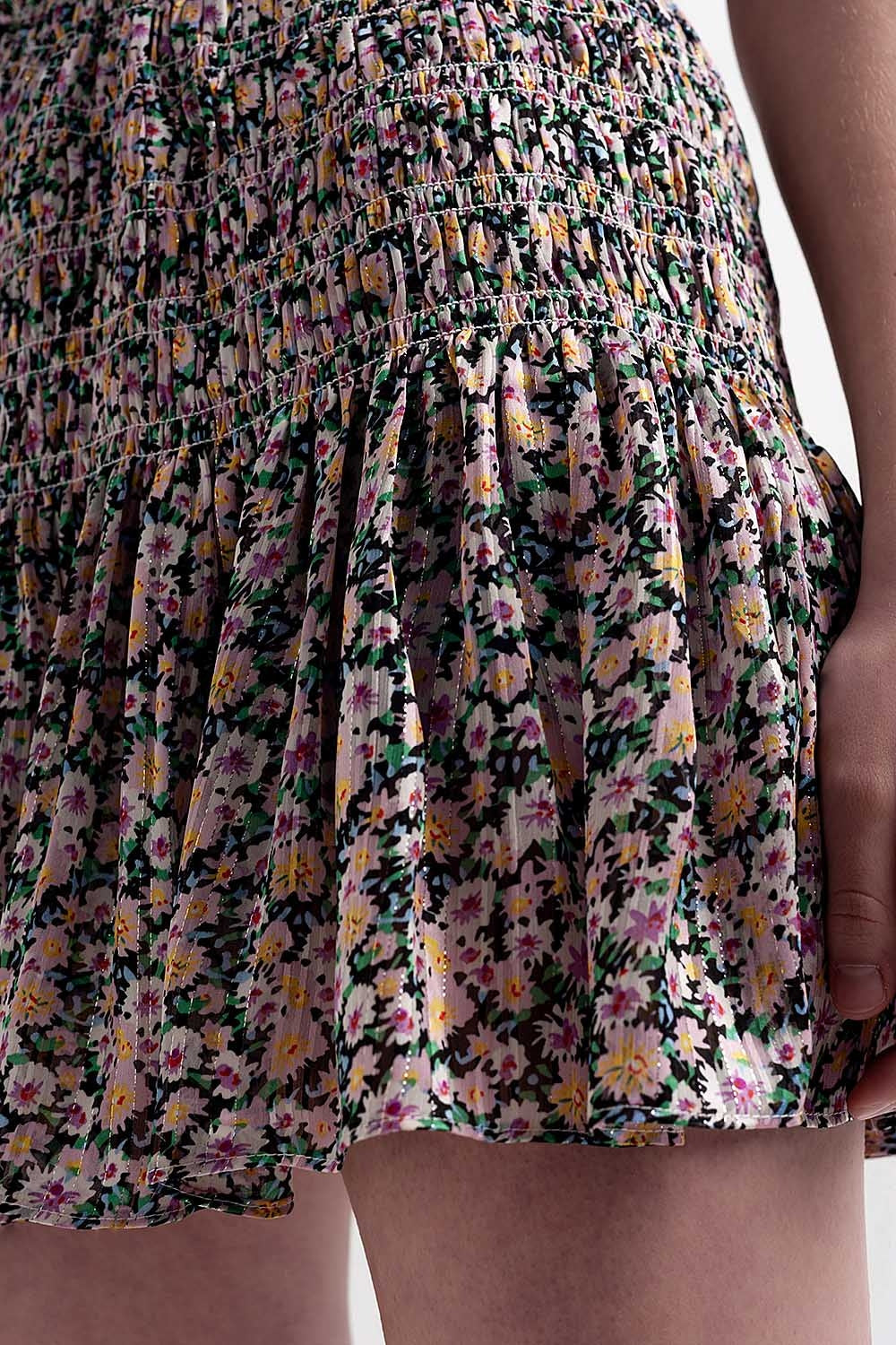 Falda negra con estampado de florecitas y diseño fruncido Q2