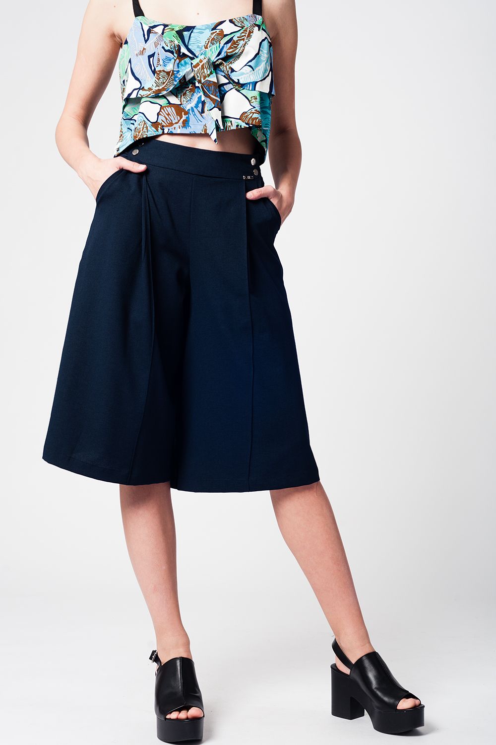 Falda pantalón navy con botones de plata Q2